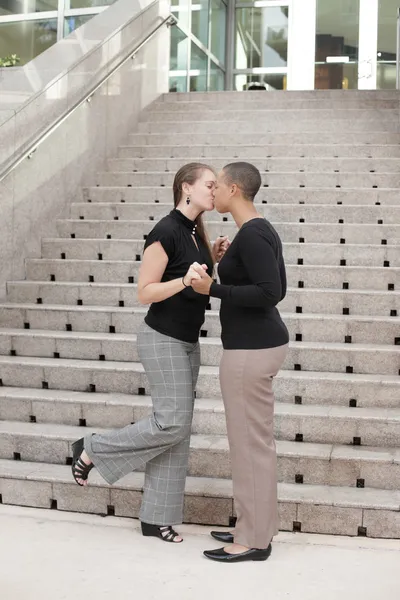 Дві молоді жінки цілуються — стокове фото