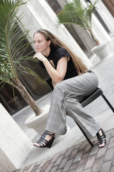 Ung affärskvinna sitter — Stockfoto