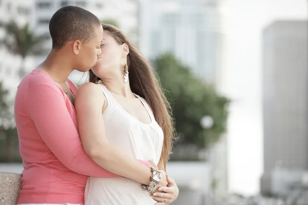 Jeune gay couple baisers — Photo