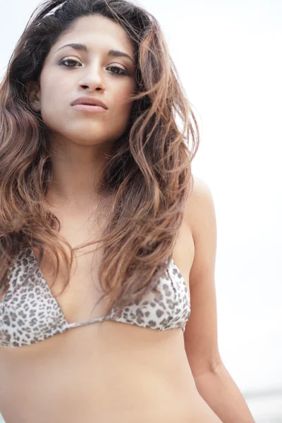 Ung kvinna i fashionabla bikini — Stockfoto