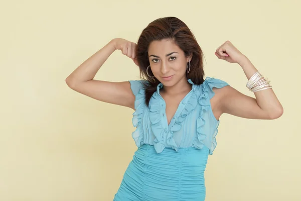 Woman flexing her muscles — Stock Photo, Image