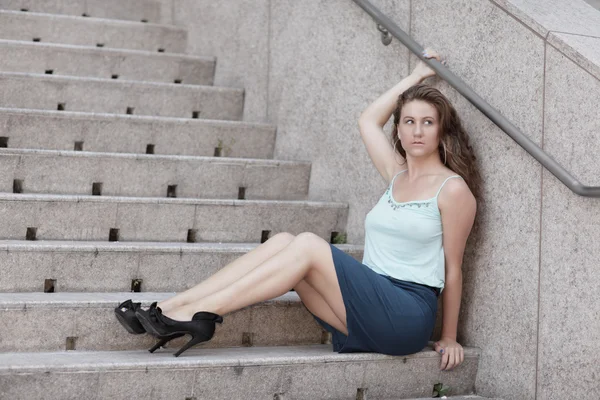 Женщина, сидящая на лестнице — стоковое фото