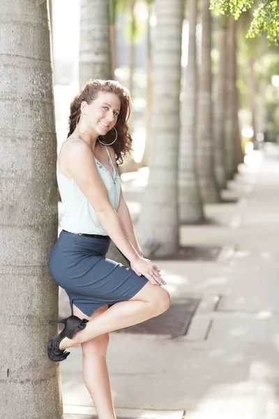 Genç kadın modeli ağaca yaslanmış — Stok fotoğraf