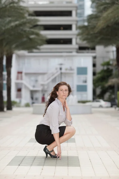 Schöne junge Sekretärin posiert draußen — Stockfoto