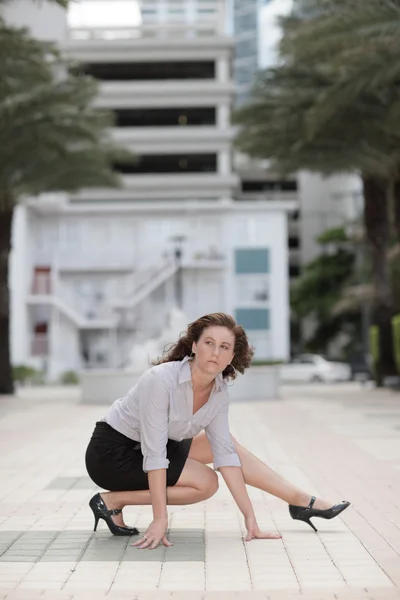 Geschäftsfrau posiert in der Stadt — Stockfoto