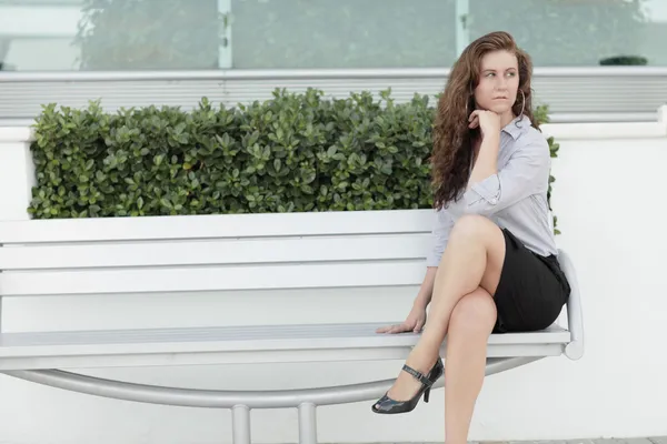 Vrouw zitten met de benen gekruist — Stockfoto