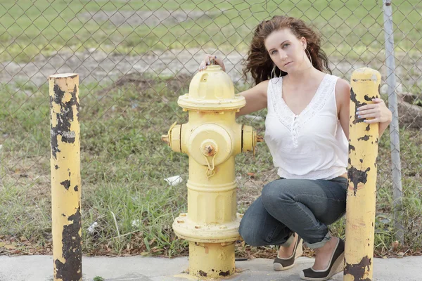 Wizerunek kobiety przez ogień hydrant — Zdjęcie stockowe