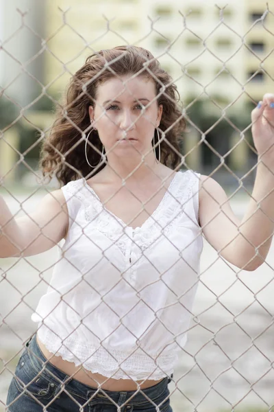 Женщина за забором — стоковое фото