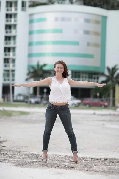 Kvinna poserar med armarna utsträckta — Stockfoto