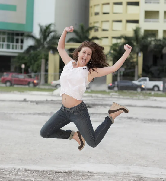喜びに満ちた女性は笑みを浮かべてとジャンプ — ストック写真
