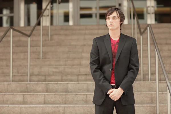 Schöner junger Mann vor einem Bürogebäude — Stockfoto