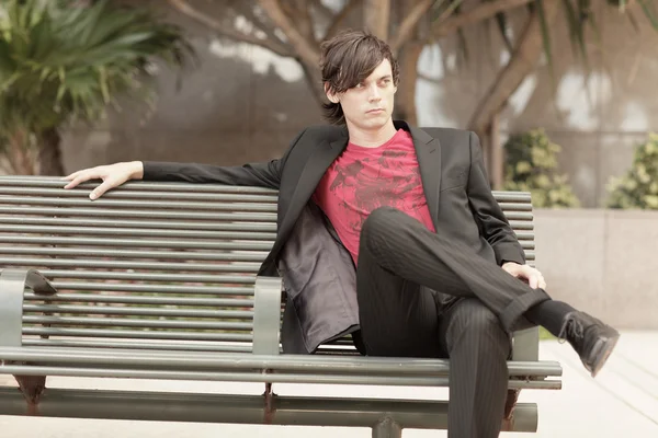 Homem na moda sentado no banco — Fotografia de Stock