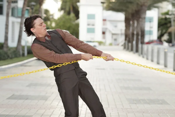 Homme d'affaires tirant sur une corde — Photo