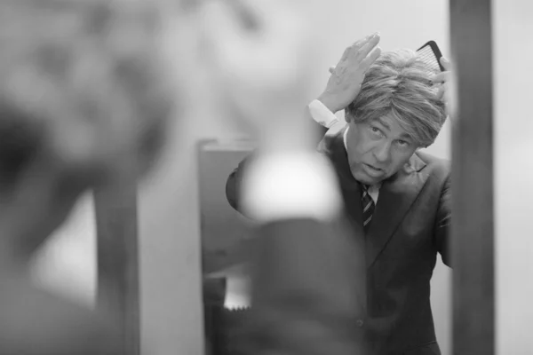 Businessman fixing his hair — Stock Photo, Image