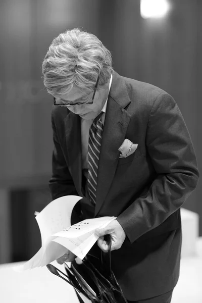 Businessman examining documents — Stock Photo, Image