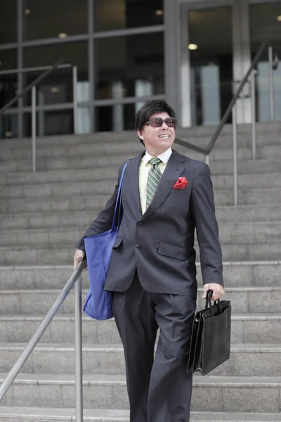 Businessman leaving the office building — Stock Photo, Image