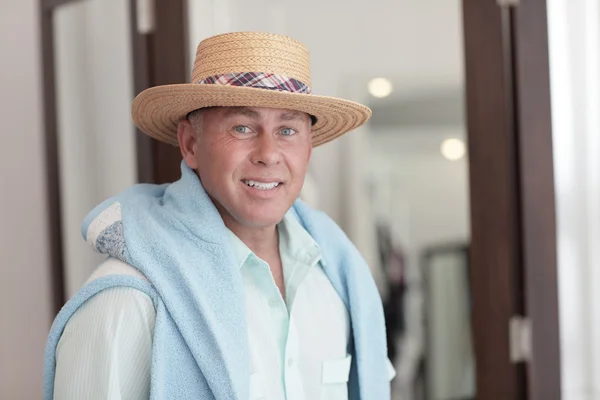 Homem com um chapéu de palha — Fotografia de Stock
