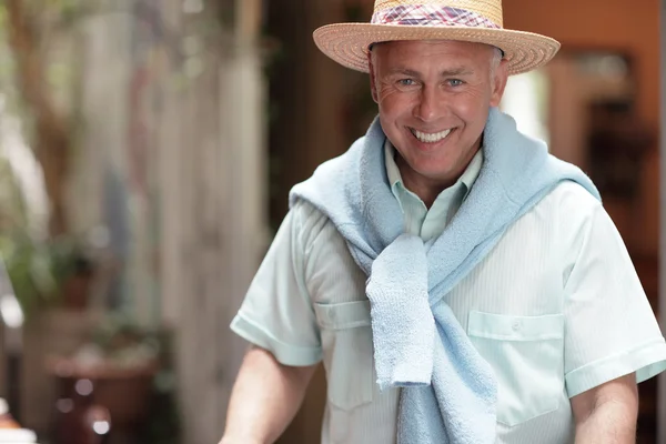 Middle-aged tourist wearing a straw hat — Stock Photo, Image