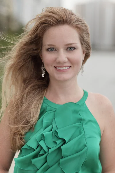 Hermosa mujer en un vestido verde —  Fotos de Stock