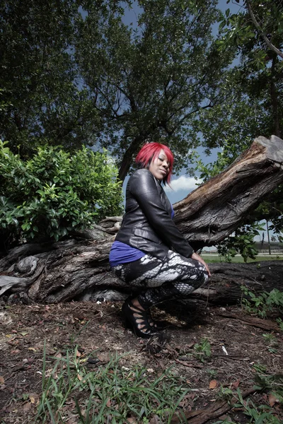 Immagine grandangolare di una donna in un ambiente naturale — Foto Stock