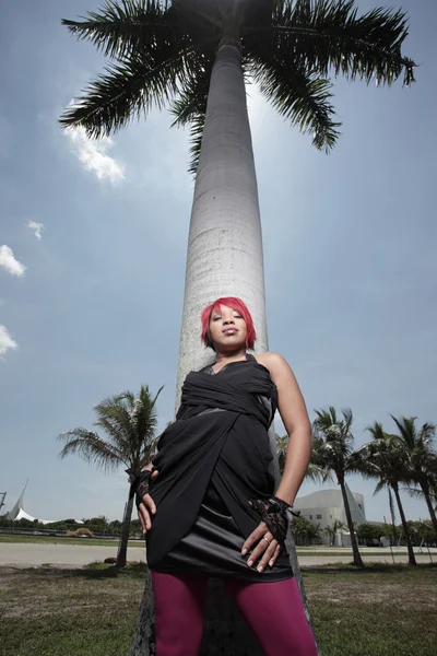 Kadın uzun boylu palmiye ağacı tarafından — Stok fotoğraf