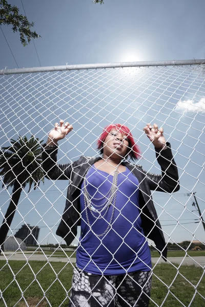 Γυναίκα που παρουσιάζουν πίσω από το φράχτη — Φωτογραφία Αρχείου