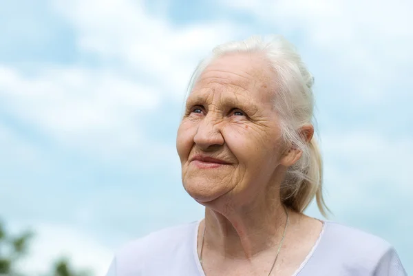 Пожилая прекрасная женщина — стоковое фото