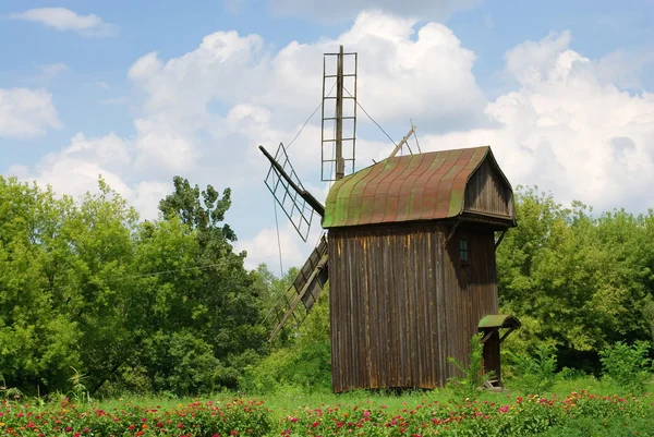 Деревенский фон с ветряной мельницей — стоковое фото