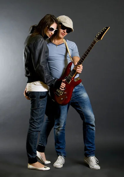 Gra na gitarze razem — Zdjęcie stockowe