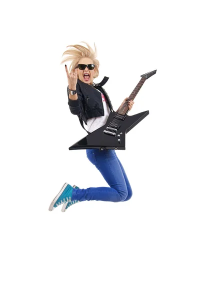 Mulher guitarrista salta — Fotografia de Stock
