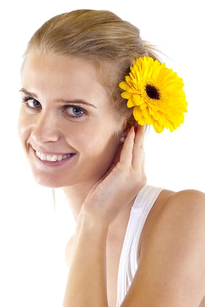 Vrouw met bloem in haar haar — Stockfoto