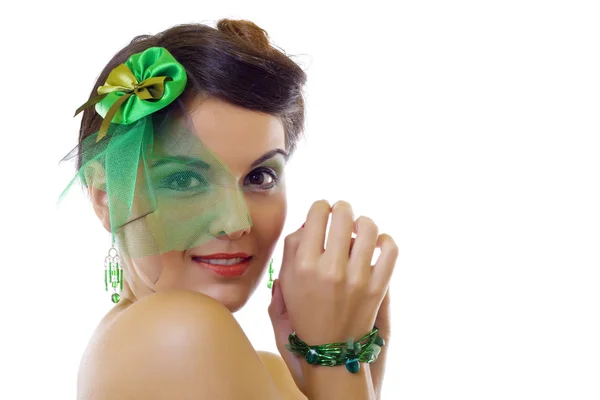 Kvinna som bär en grön brosch — Stockfoto