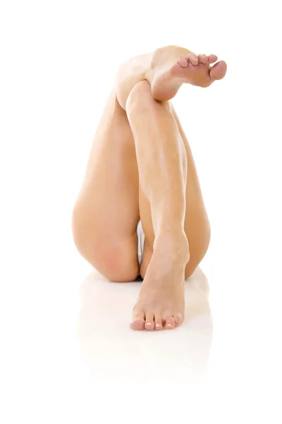 Длинные ноги расслабленной леди — стоковое фото
