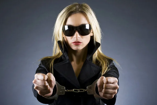 Handcuffed woman — Stock Photo, Image