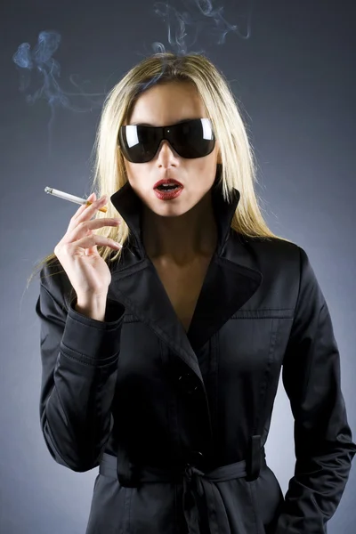 Sarışın bir kadın sigara holding — Stok fotoğraf
