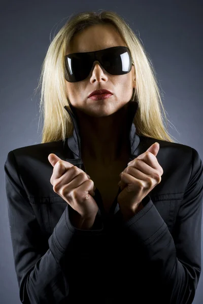 Dangerous girl withsunglasses — Stock Photo, Image