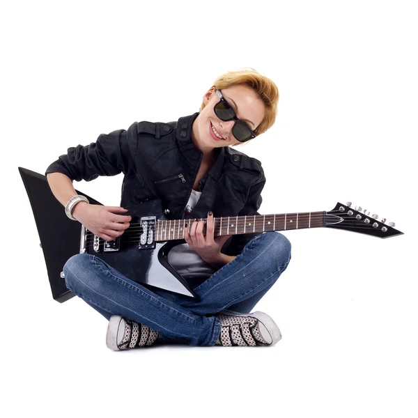 Gra na gitarze w pozycji siedzącej — Zdjęcie stockowe