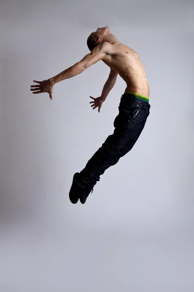 Молодий танцюрист сучасного стилю — стокове фото