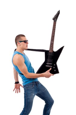 Gitarını bir elinde tutan gitarist