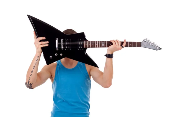 Παίκτης που κρατάει την κιθάρα πάνω από το πρόσωπό — Φωτογραφία Αρχείου