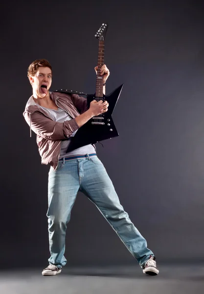 Guitarrista apasionado tocando — Foto de Stock