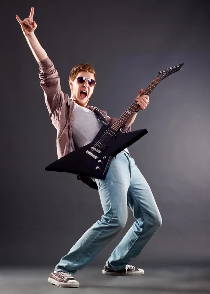サングラスのギタリスト — ストック写真