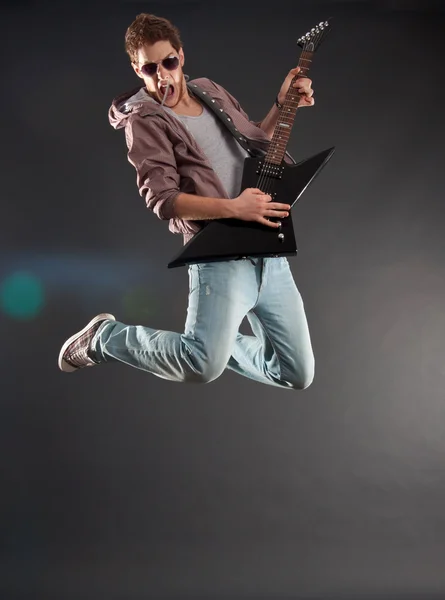 Passionate guitarist jumps — Stock Photo, Image