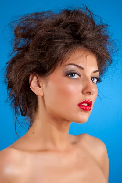 Skönhet flicka med snyggt hår — Stockfoto