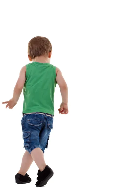 Маленький мальчик ходит — стоковое фото