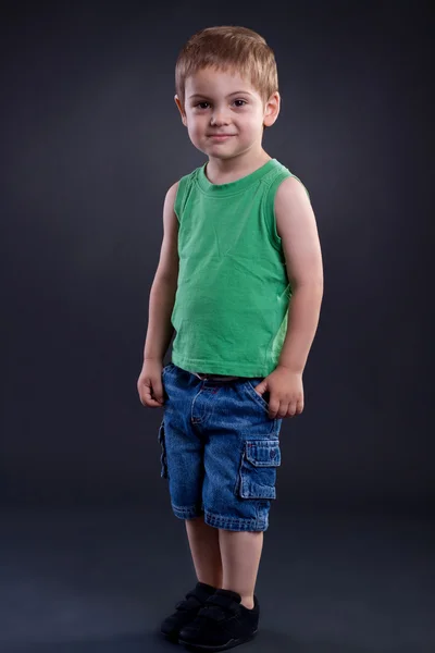Dois anos menino de pé — Fotografia de Stock