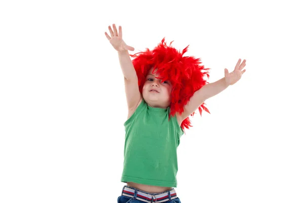 Miúdo com uma peruca de penas vermelhas — Fotografia de Stock