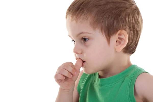 Мальчик с пальцем во рту — стоковое фото