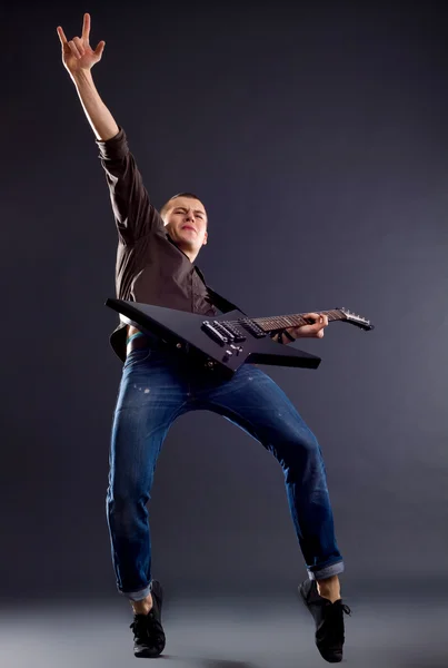 Kytarista rockové gesto — Stock fotografie