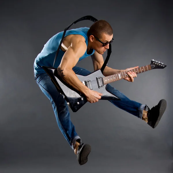 Guitare joueur saute — Photo